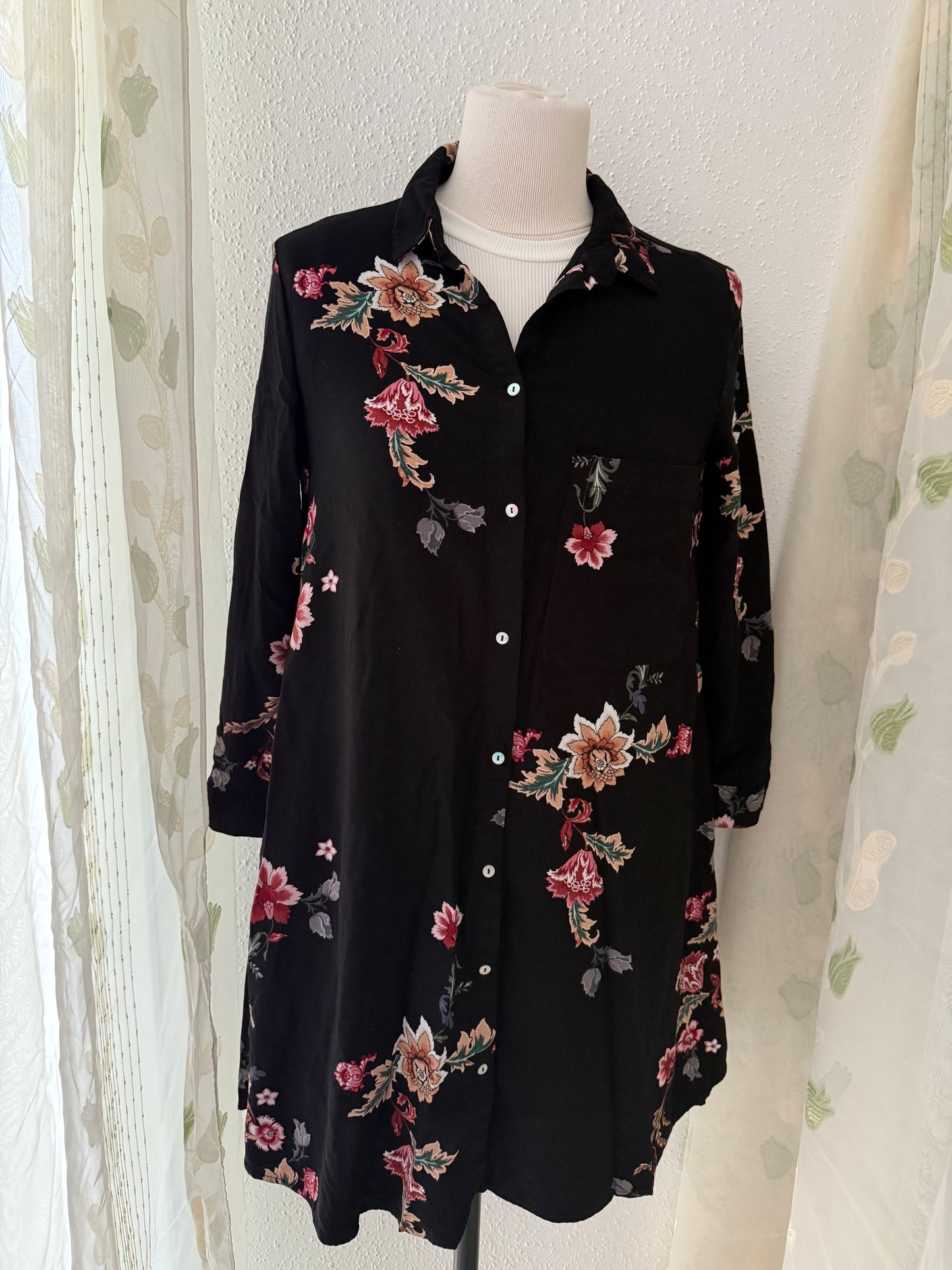 Robe noire à motifs fleurs Stradivarius